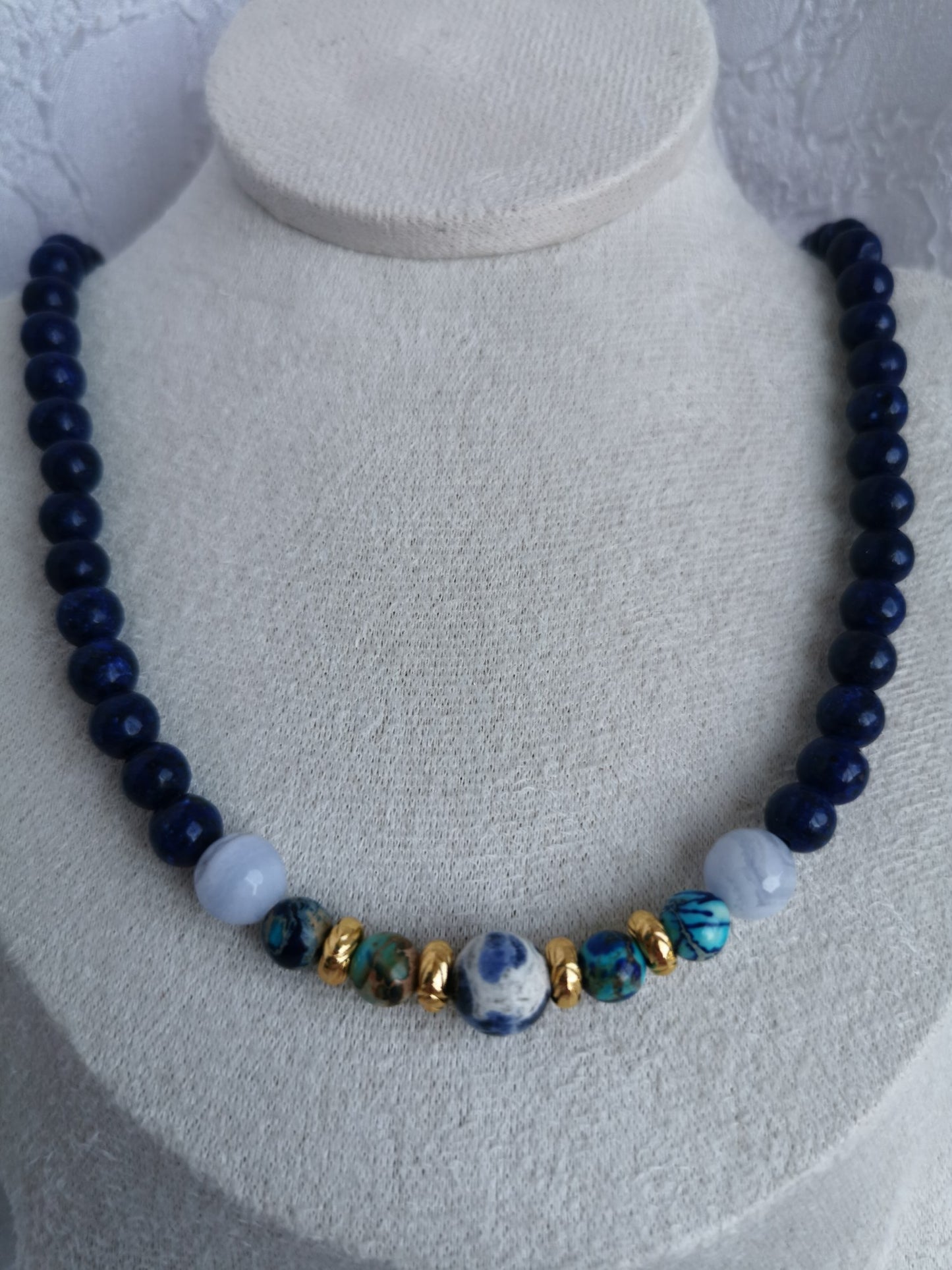 Collier en lapis-lazuli, sodalite et agate bleue dentelle.
