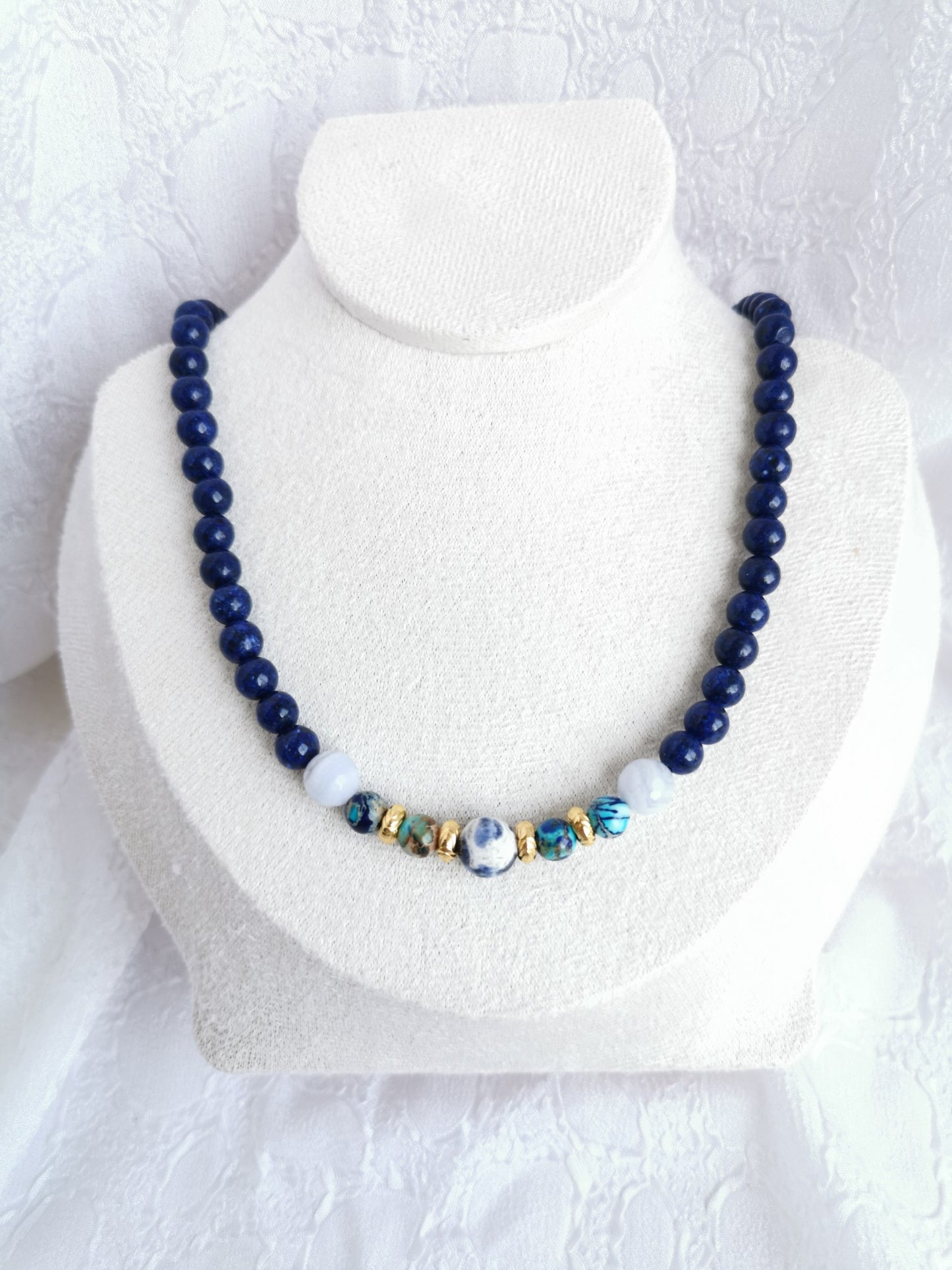 Collier en lapis-lazuli, sodalite et agate bleue dentelle.