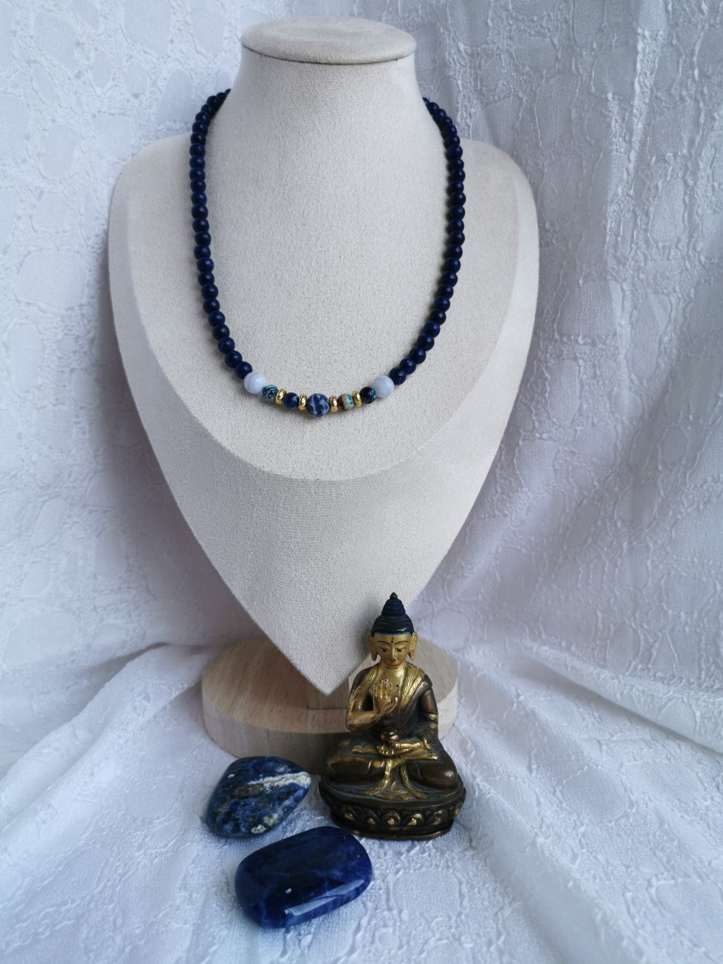Collier en lapis-lazuli, sodalite et agate bleue dentelle.