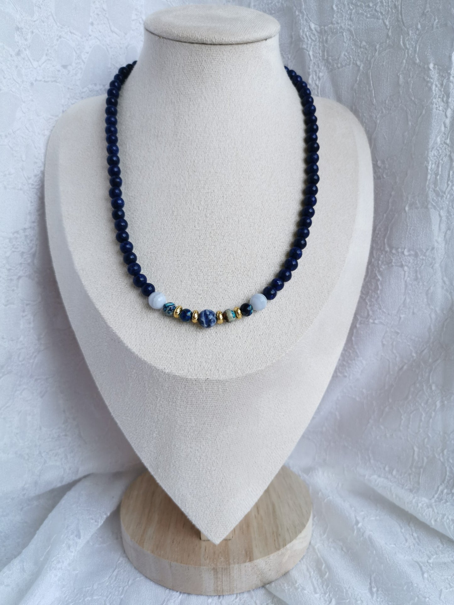 Collier en lapis-lazuli, sodalite et agate bleue dentelle.