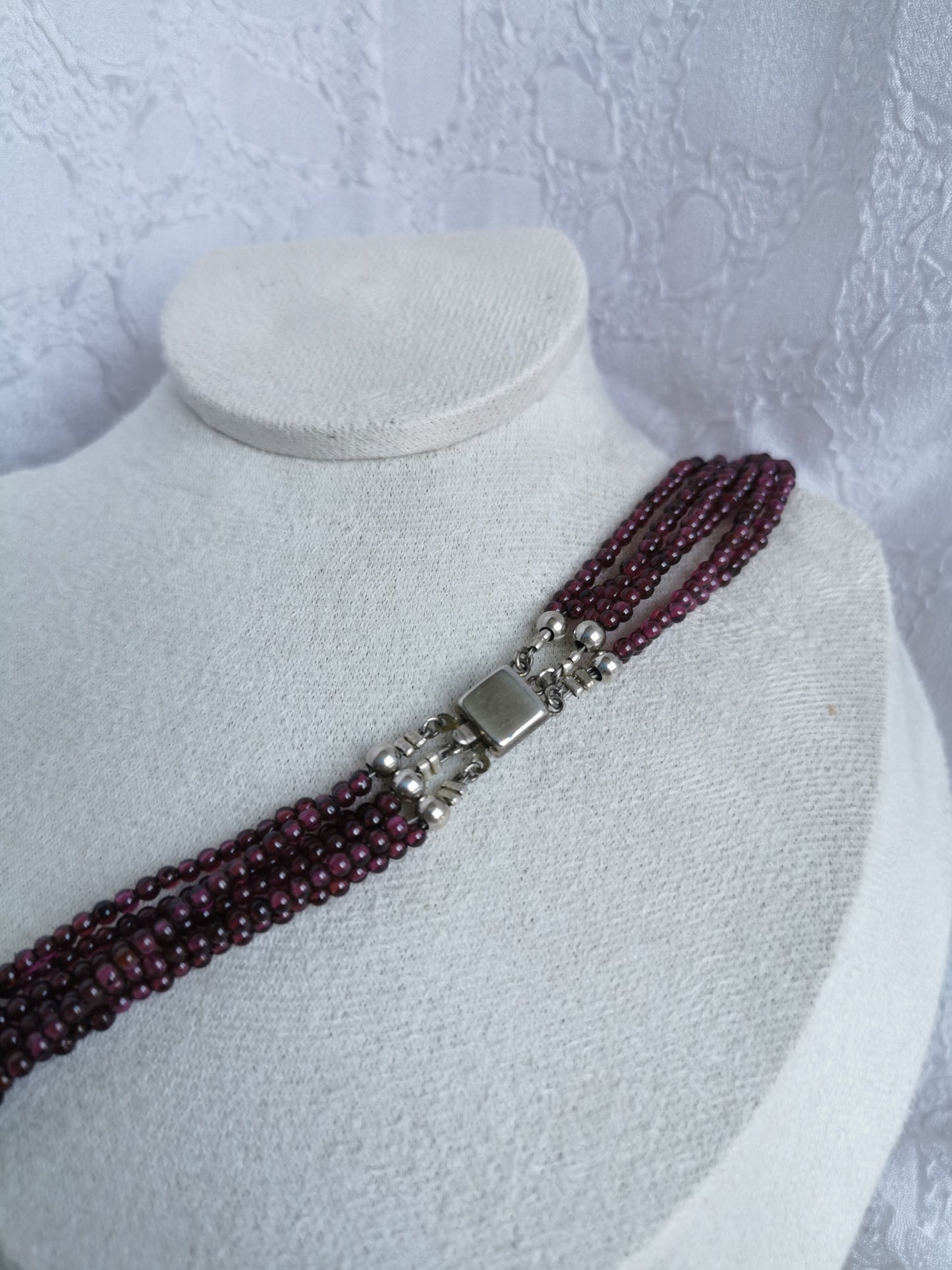 Collier en grenat 6 rangs avec fermoir argent 925