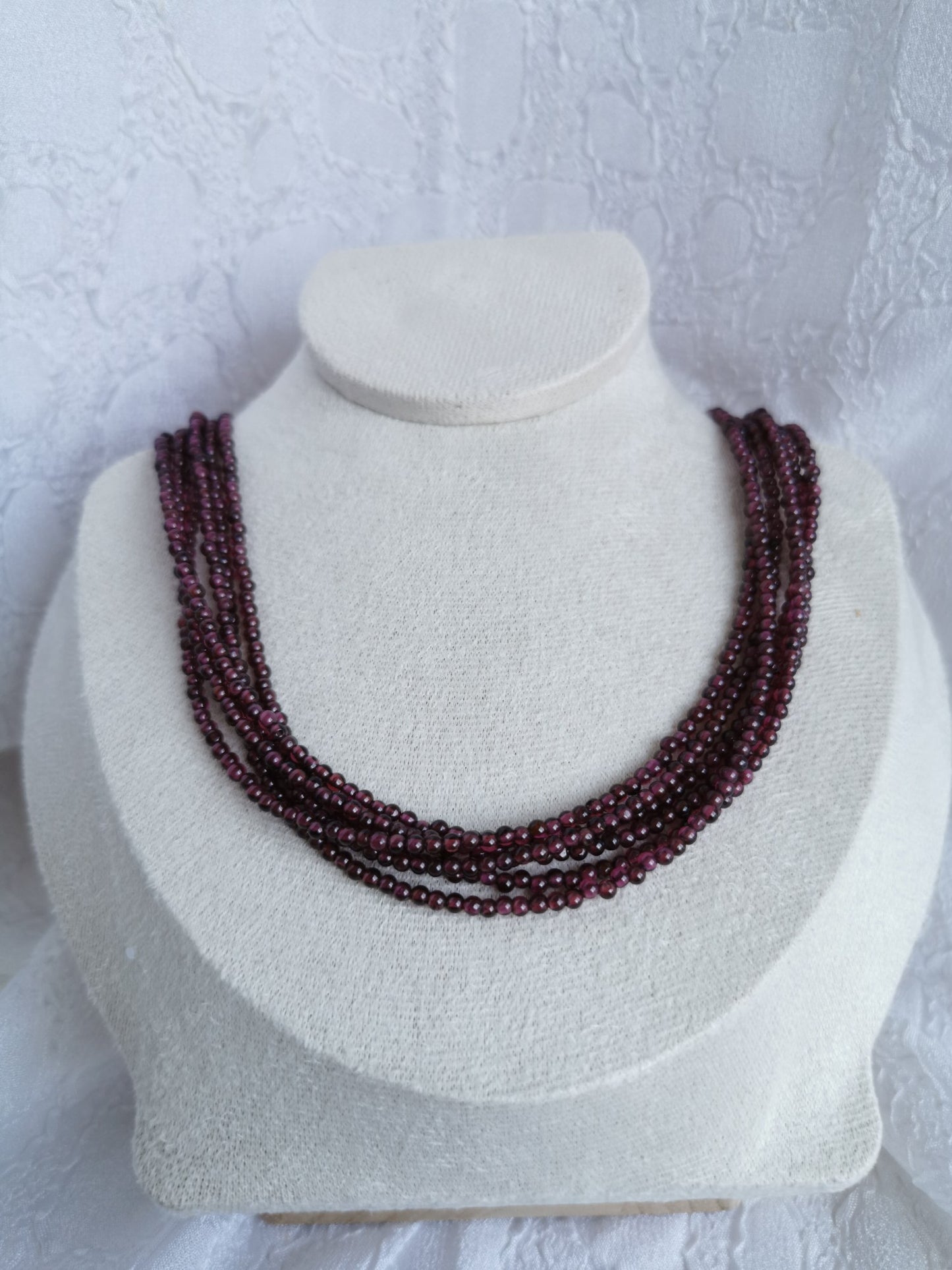 Collier en grenat 6 rangs avec fermoir argent 925