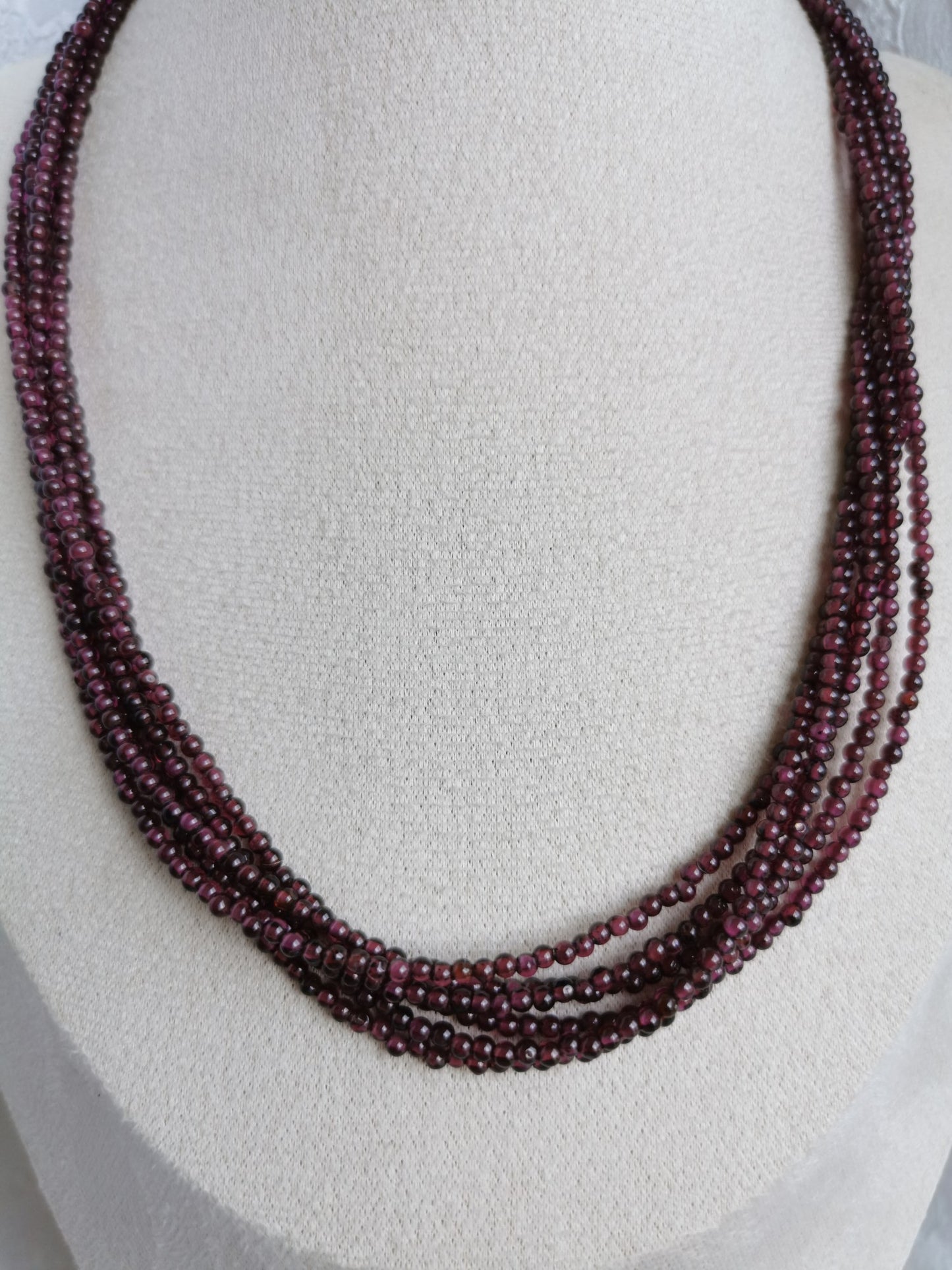 Collier en grenat 6 rangs avec fermoir argent 925