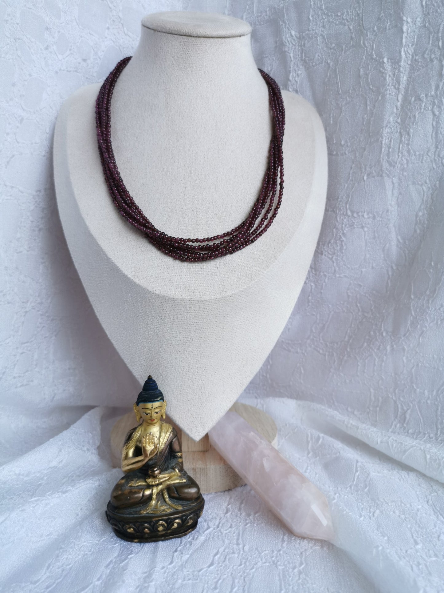 Collier en grenat 6 rangs avec fermoir argent 925