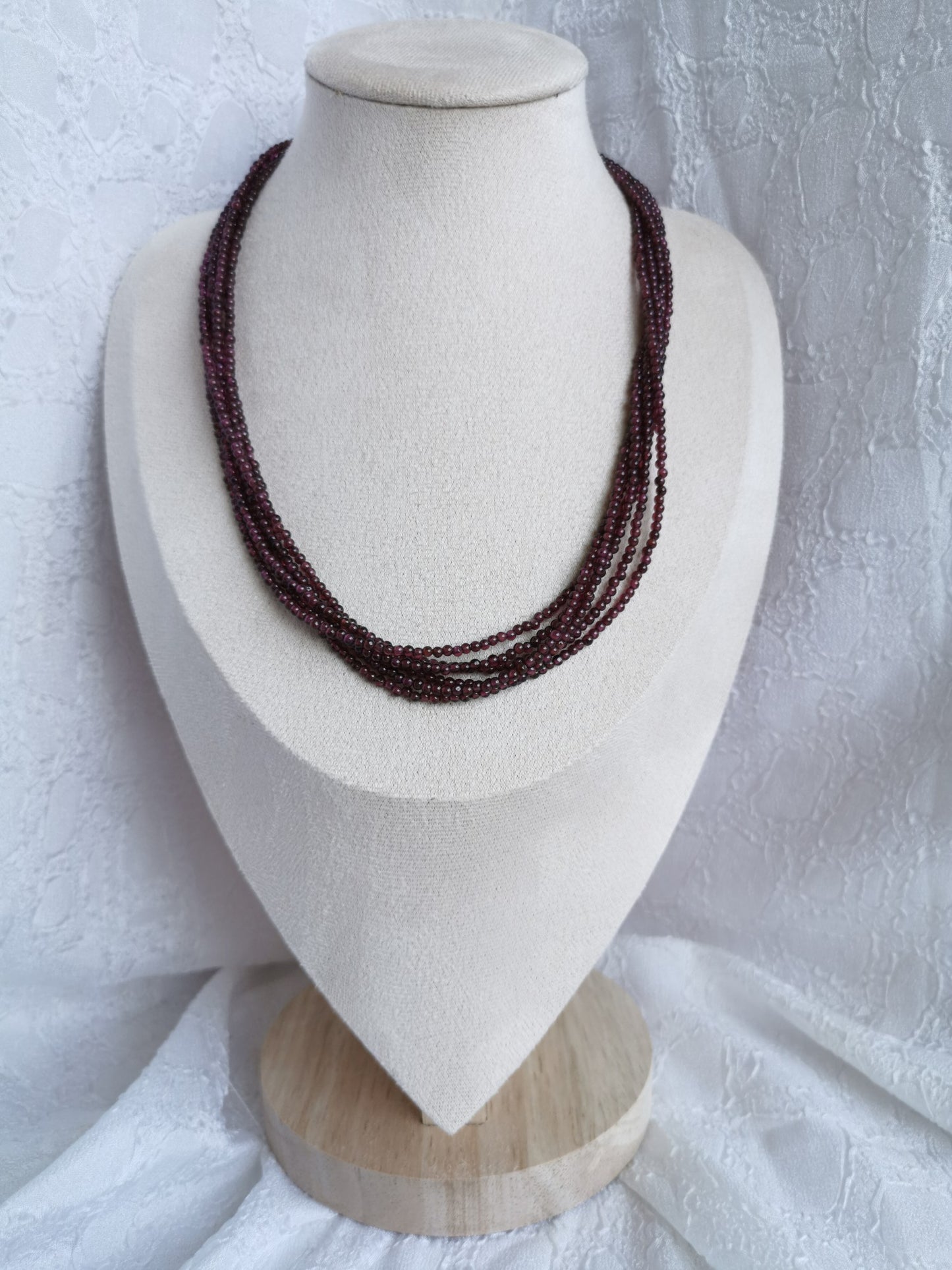 Collier en grenat 6 rangs avec fermoir argent 925