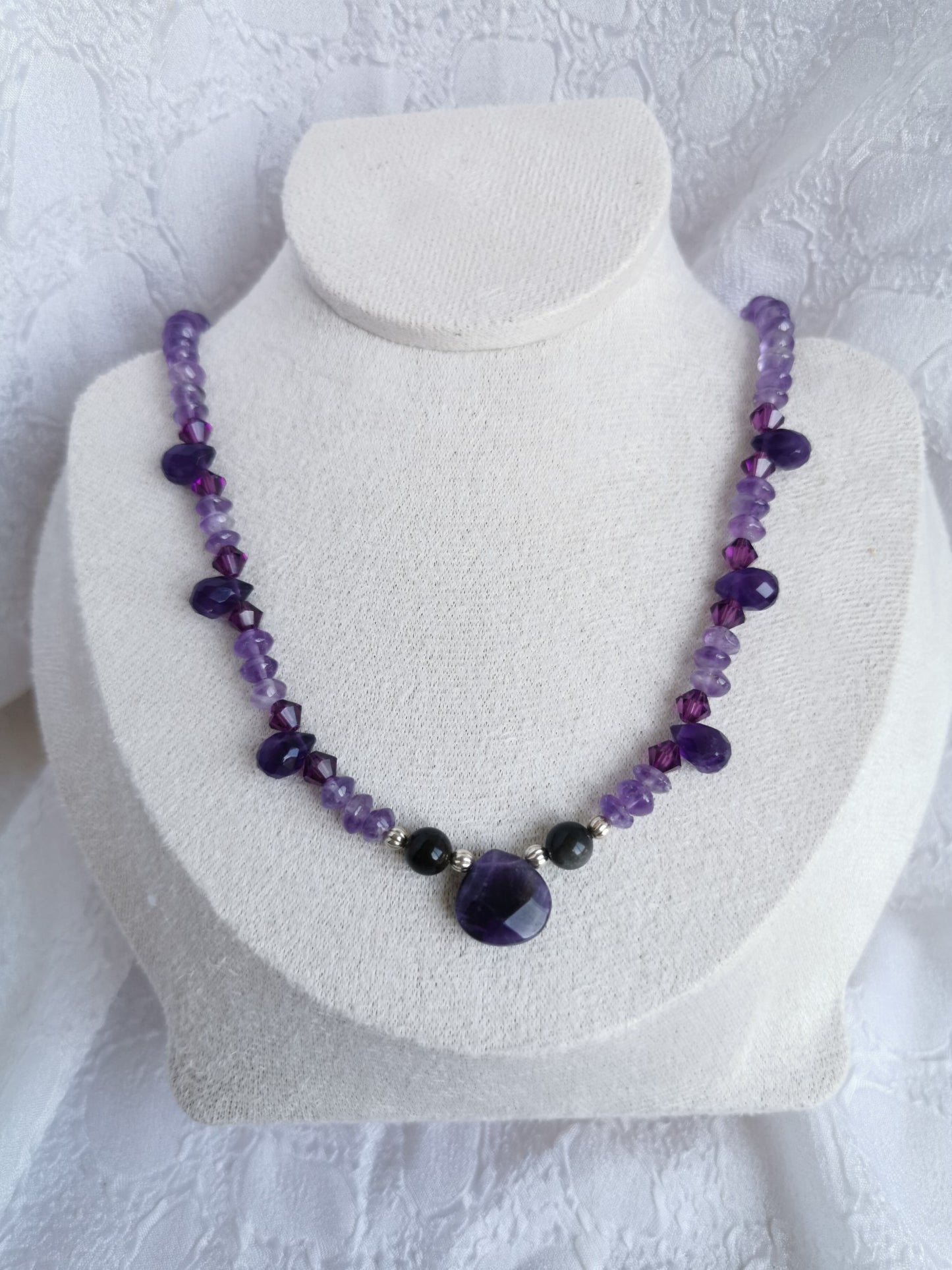 Collier en améthyste, petite perles en argent et perle facettée de synthèse