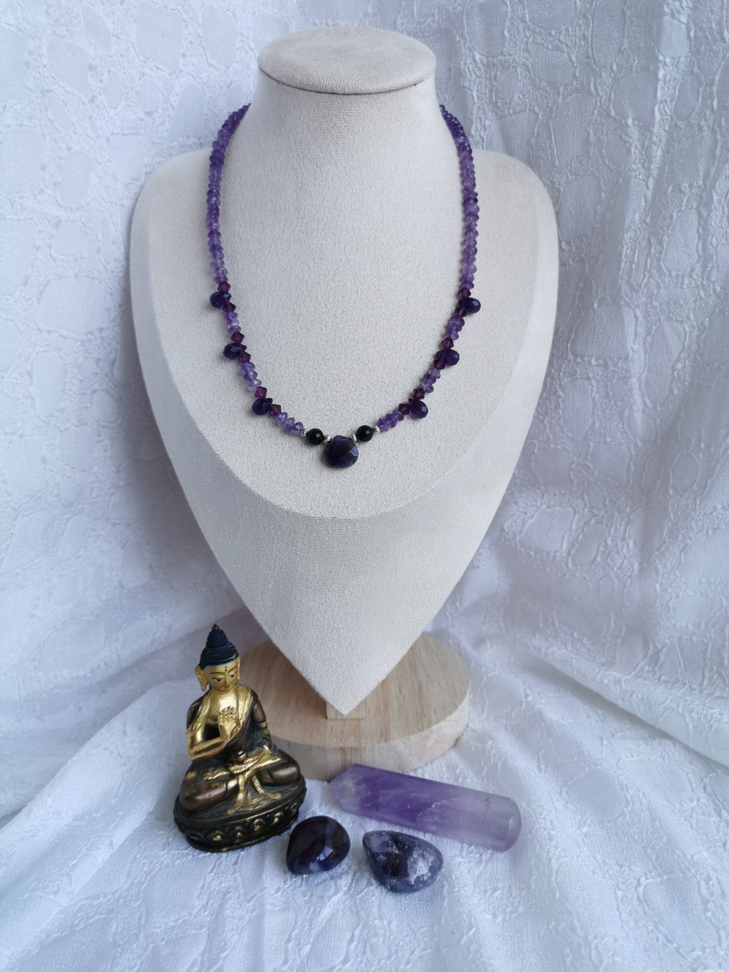 Collier en améthyste, petite perles en argent et perle facettée de synthèse