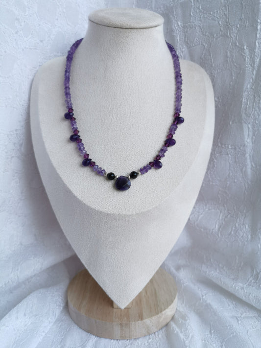 Collier en améthyste, petite perles en argent et perle facettée de synthèse
