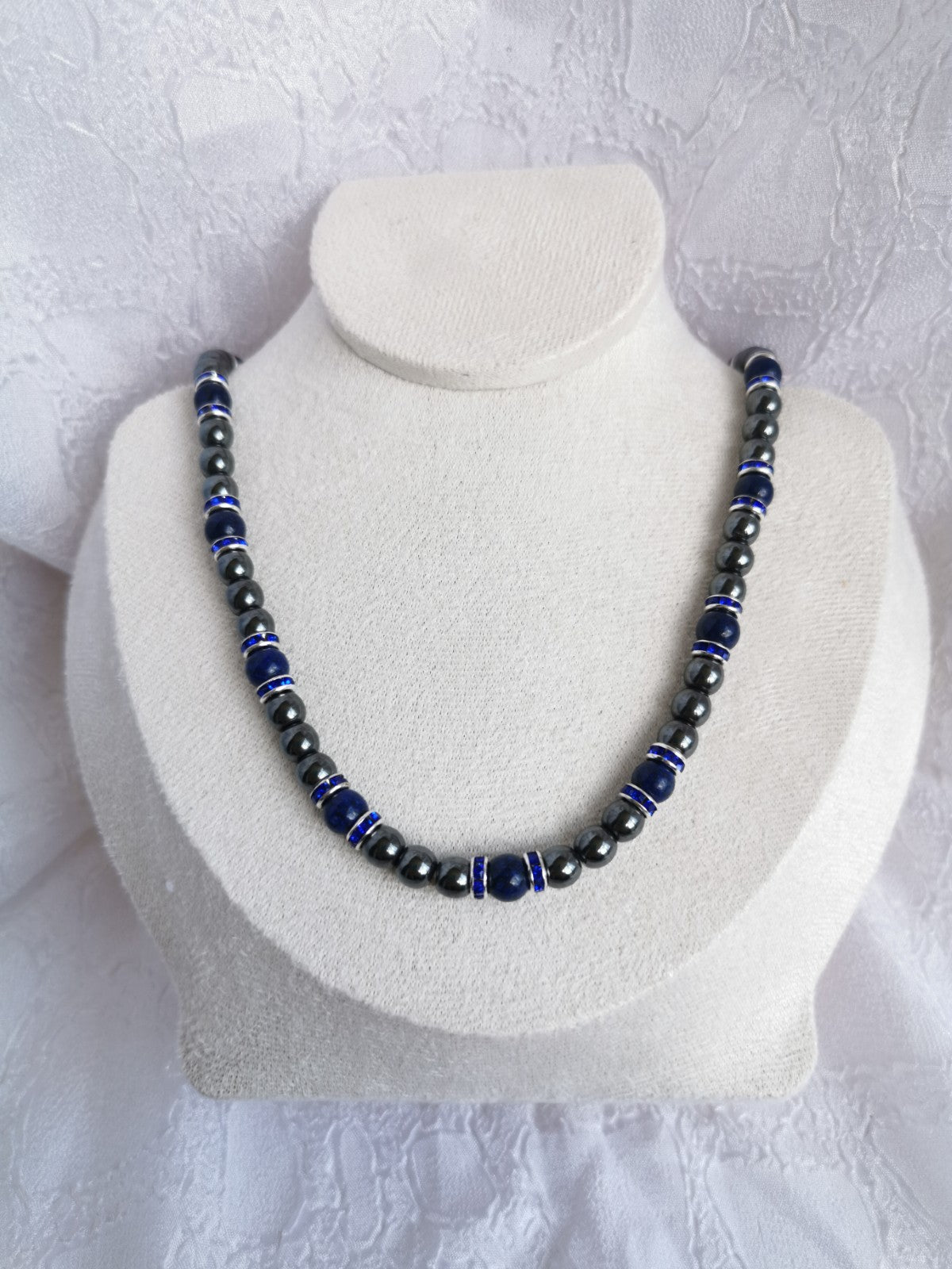 Collier en hématite, lapis lazuli, et intercalaires avec strass.