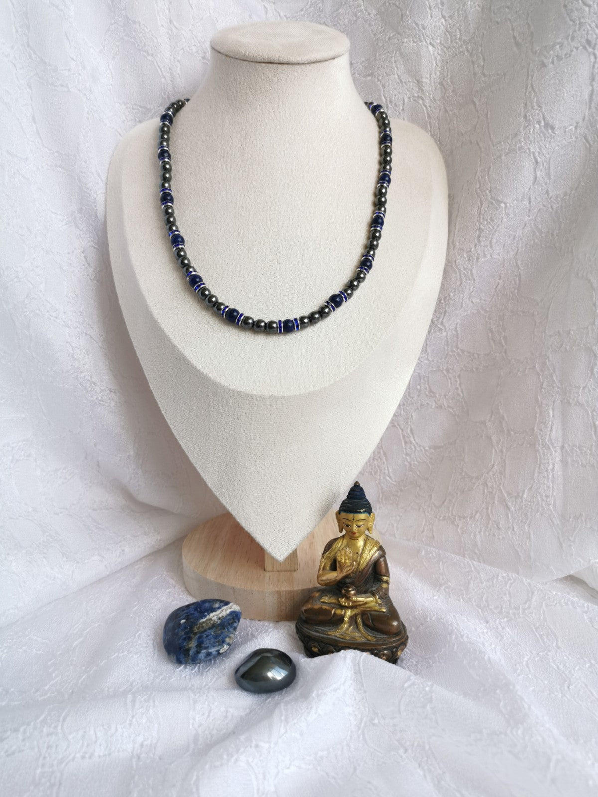 Collier en hématite, lapis lazuli, et intercalaires avec strass.
