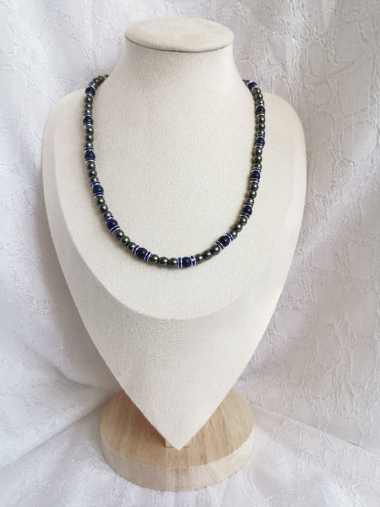 Collier en hématite, lapis lazuli, et intercalaires avec strass.