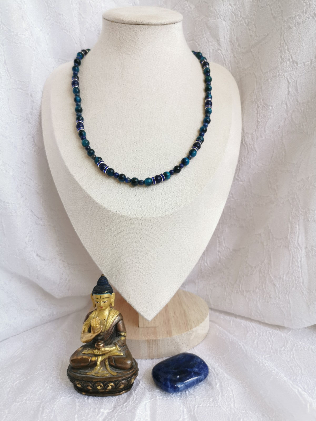 Collier en quartz teinté, lapis lazuli et strass bleu