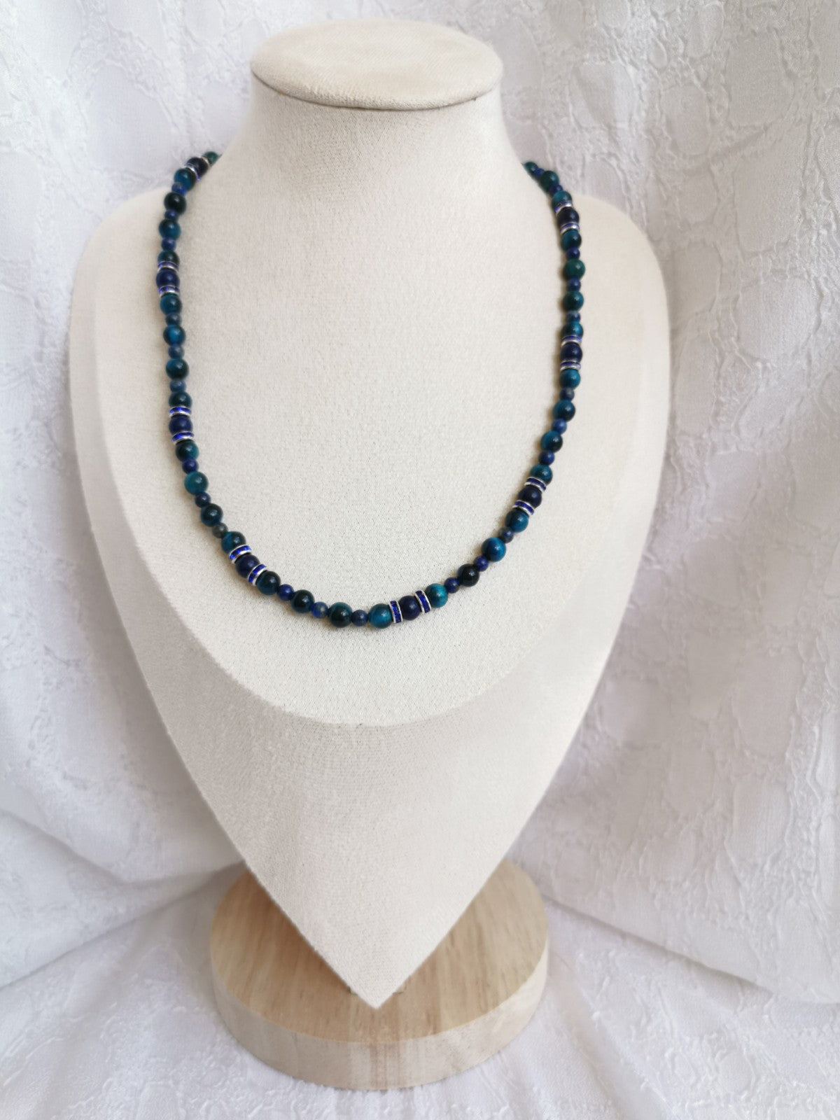 Collier en quartz teinté, lapis lazuli et strass bleu