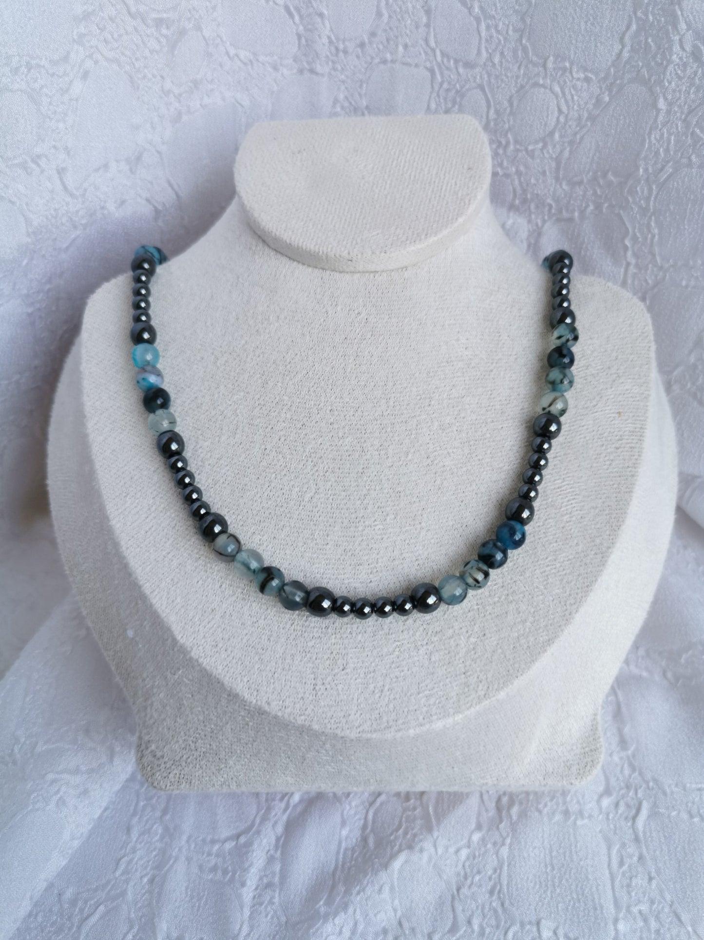 Collier en hématite, quartz bleuté