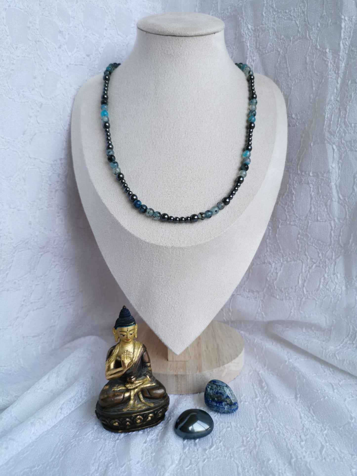 Collier en hématite, quartz bleuté