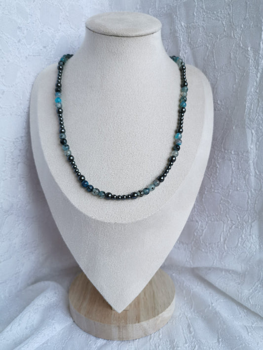 Collier en hématite, quartz bleuté